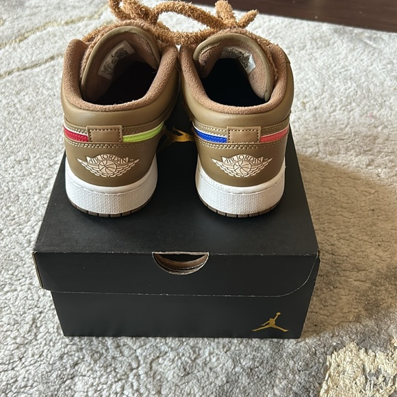 Air Jordan 1 Low Utility GS 'Teddy Bear' - Picture 2 of 5
